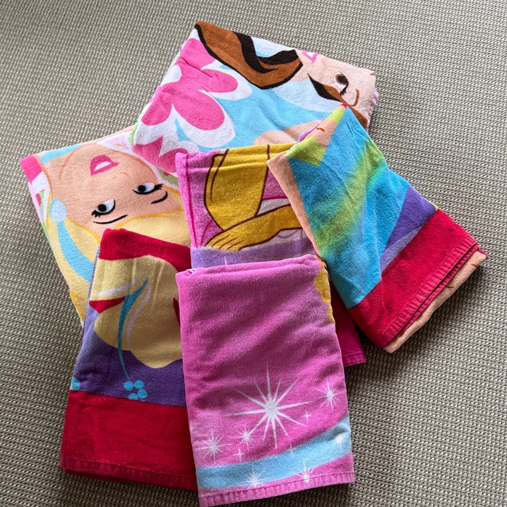 6 Disney Princess Beach Towels. Unused w/o tags. 2 blanket sized &4 regular size